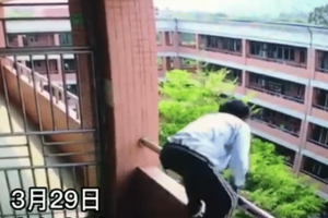 广东一中学生教学楼5楼翻越栏杆跳下: 那一刻, 他没有任何犹豫