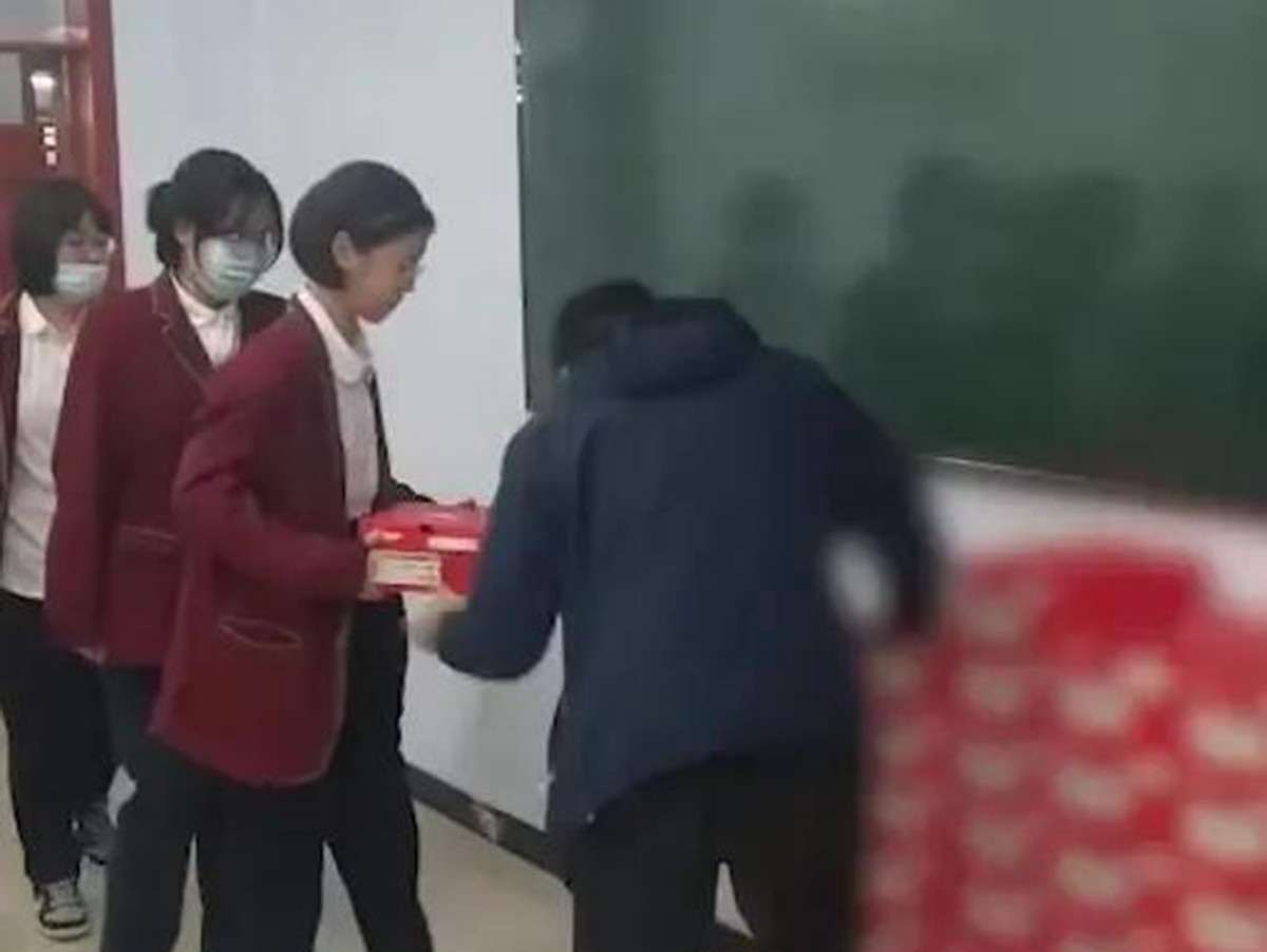 中学生攀比现象严重, 班主任和家长商量统一买鞋, 治了标能治本吗