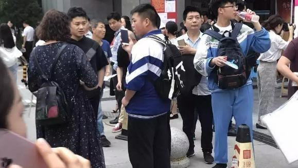 高考禁止学生穿校服, 意欲何为? 老师说出原因后恍然大悟