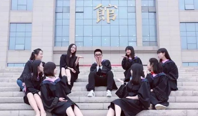 “最幸福女生”大学毕业照火了, 被捧在手心的感觉, 叫人羡慕不已