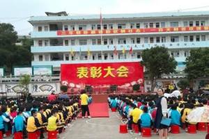 649名学生, 20位教师, 4头大肥猪, 荔城中学颁奖典礼走红