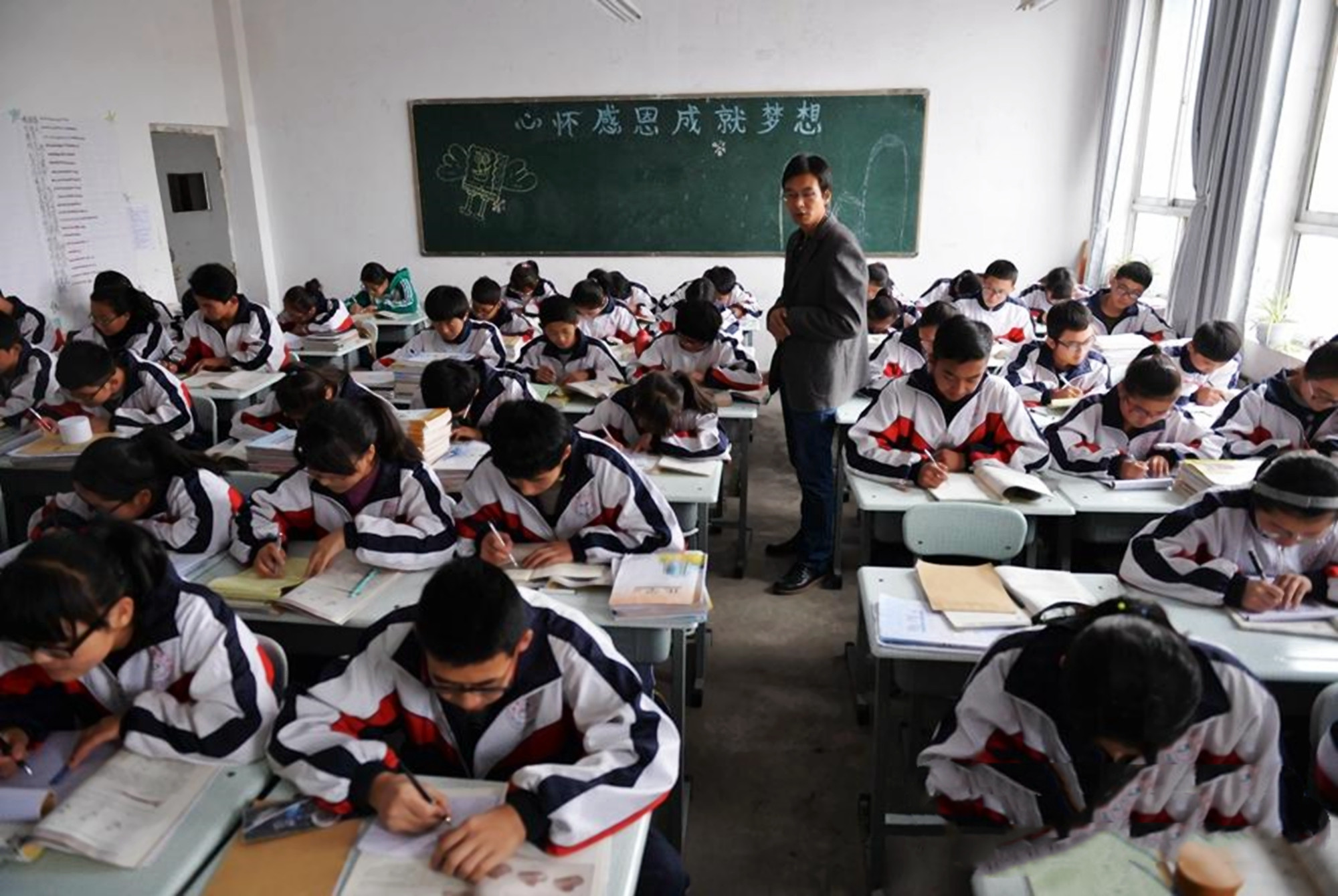 日韩中学生的课间生活: 一个没眼看一个玩得开, 中国学生实名羡慕