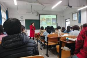 武汉高校一教师上课“发糖” 调动学生积极性