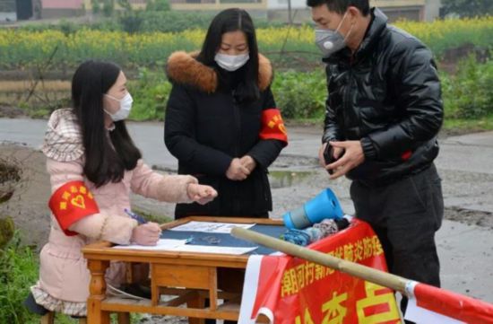 四川师大“凳子姑娘”火了 人民日报也为她点赞