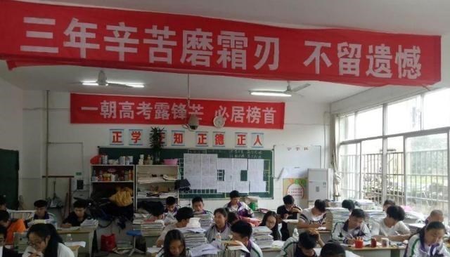 慕了! 为缓解高三学习压力, 四川教育局局长亲自“上阵热舞”