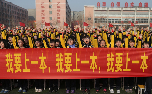 高考倒计时50天: 有人通宵背书冲刺南大, 有人弃题不刷准备复读