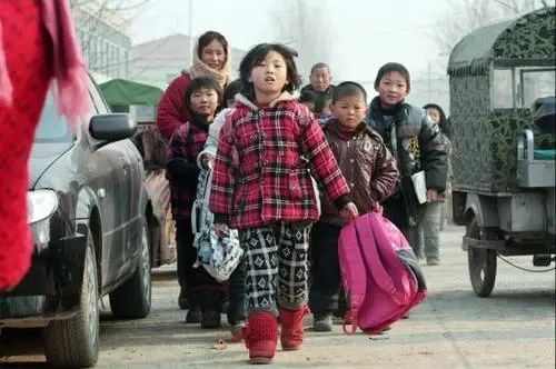 上小学时, 同学说他爸是校长, 被我一拳捶了过去, 做好自己最重要