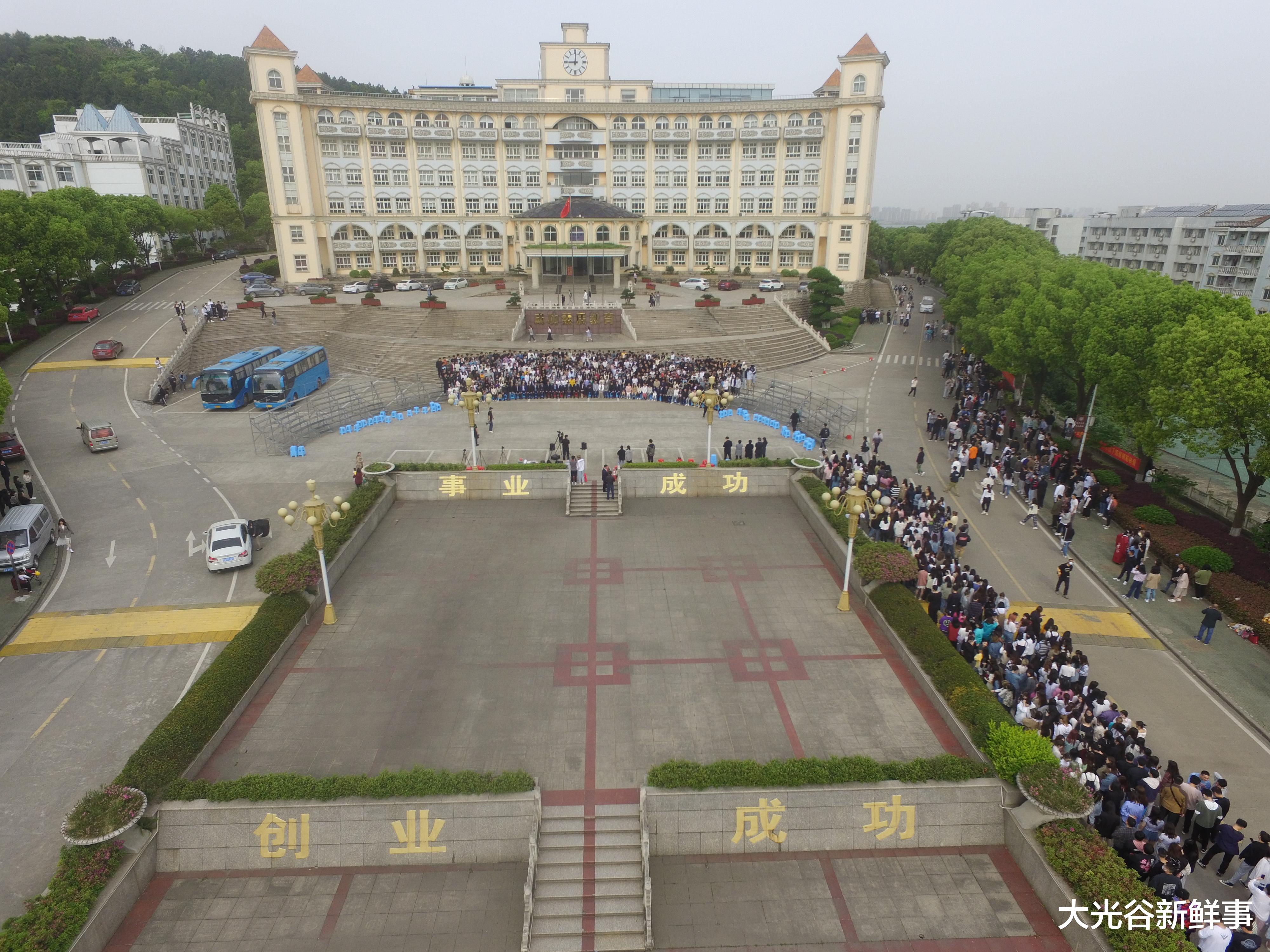 组图: 武汉一高校开拍毕业照 最多学院1300余人大合影