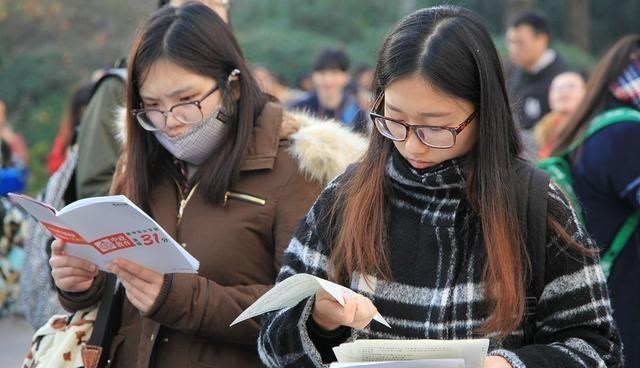 考研复试时学校会看学生的本科成绩吗?