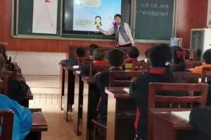 内江隆昌市界市中心校中青年教师赛课成师培新常态
