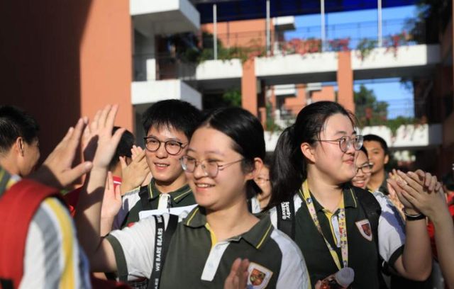 高考忘涂答题卡, 跪着求老师高抬贵手的女生, 后来怎么样了