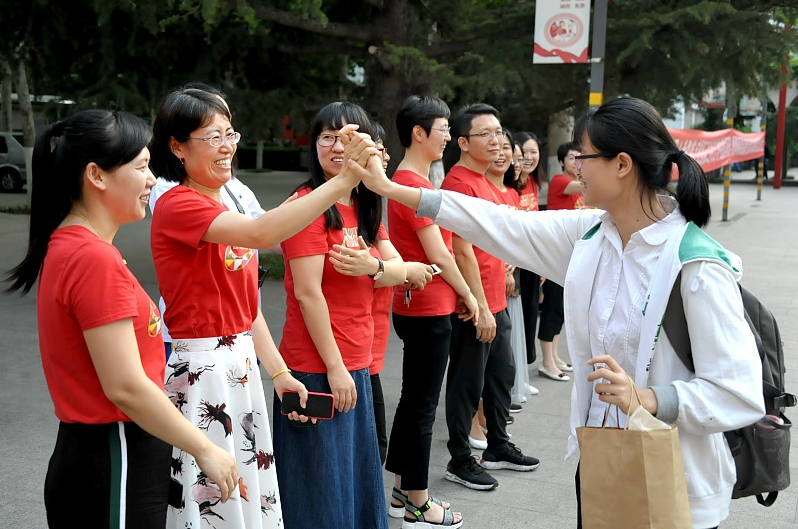 高考前一天考生们在做啥，学霸胸有成竹，学渣的表现叫人心疼