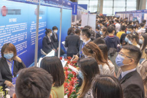 武汉市属国企首次大规模组团招聘在湖北大学举办 896人达成就业意向