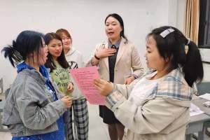 郑州工程技术学院: 宋馨妈妈《青少年人生格言》手语版给聋哑学生带来阳光和力量!