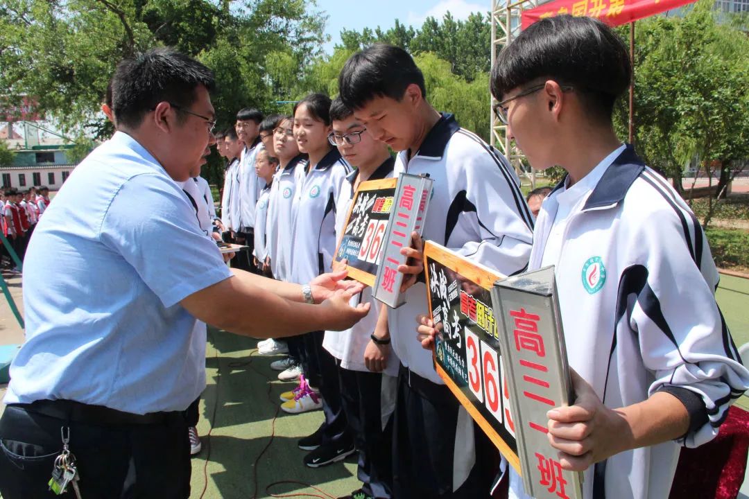 穿了三年的统一校服, 在高考当天却被禁止穿着? 不只是为了防作弊