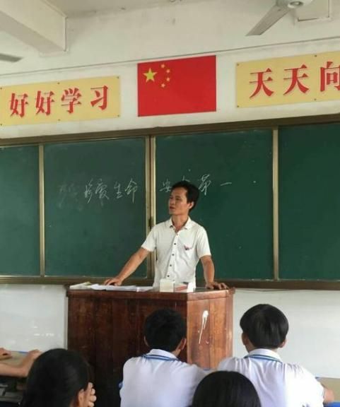 担任班主任前后颜值大反转, 反差过大走红网络, 网友: 经历了啥?