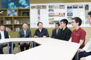 龚正市长调研上海科技大学, 察看实验室并与学生交流, 鼓励向世界一流大学迈进