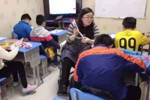 Qing听丨一个残疾女硕士的教师“资格”之争