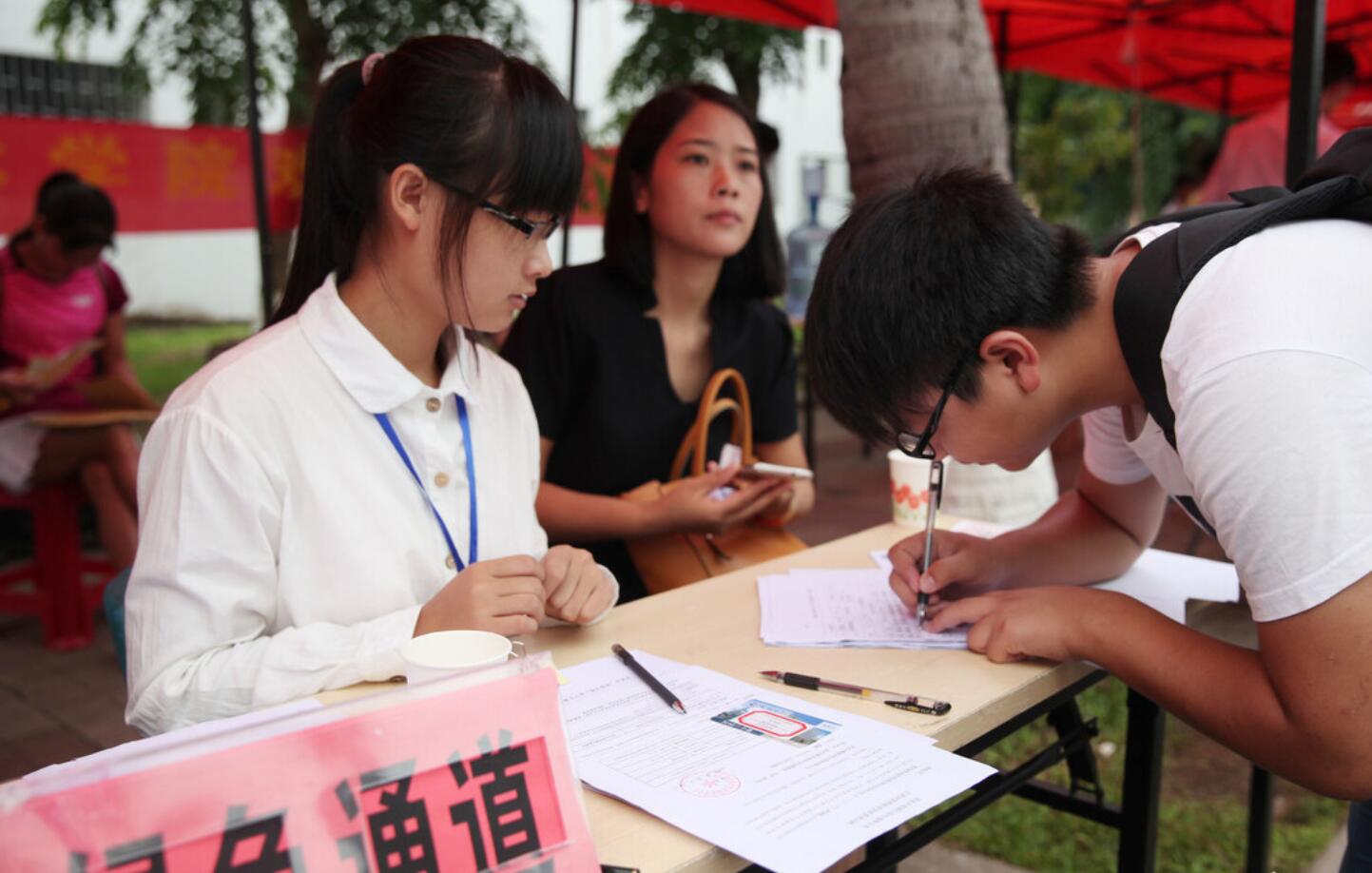 农村考生, 为啥不支持你读民办本科而建议你复读? 四年学费太高了