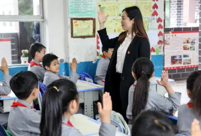 学生课间10分钟“鸦雀无声”, 白岩松质疑上热搜, 市教委作出回应