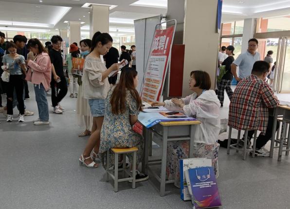 南阳师范学院: 举办专场人才招聘会