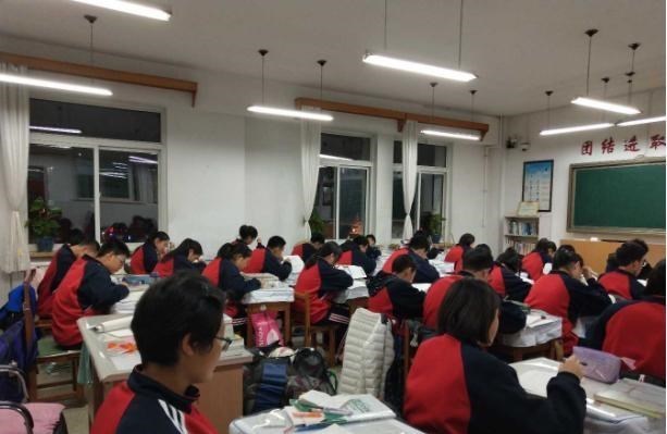 中小学的学生迎“调整”, 周六要正常上课? 学生们开心不起来