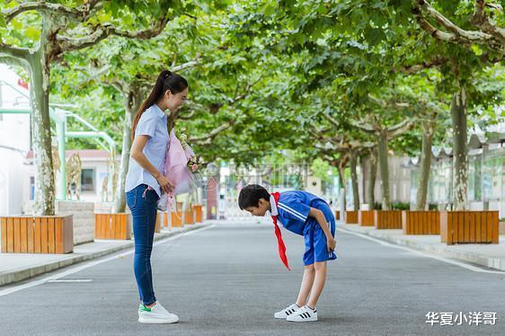 银川西夏区老师用手“扔”作业, 当地教育局: 老师向全体家长道歉