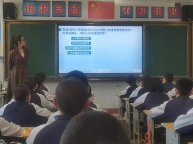 五台县龙泉学校初一政治学科组开展听评课活动