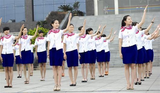 技校女大学生被辅导员踹飞, 女学生呆呆地望着辅导员, 竟无语凝噎