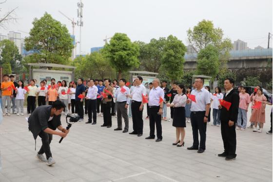 省委高校工委第一巡回指导组成员指导河南应用技术职业学院红歌传唱