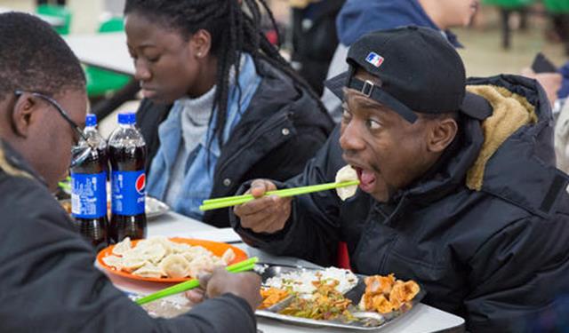 非洲学生在我国留学待遇优厚, 大学生: 他们吃相那么难看凭什么?
