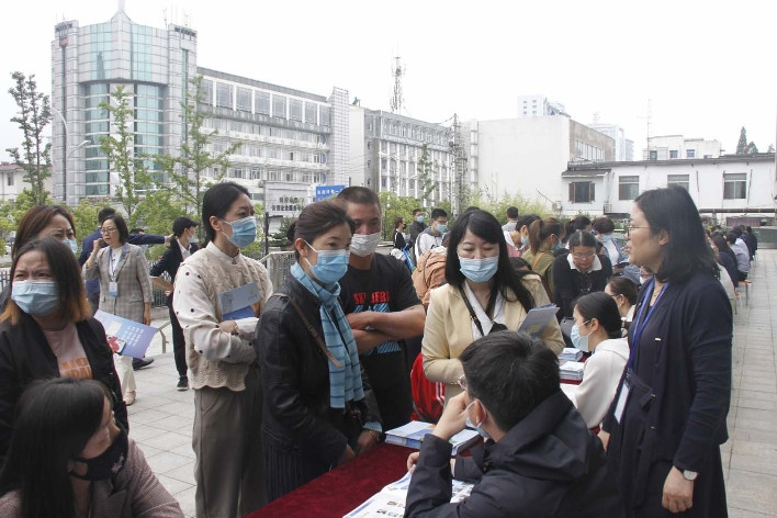 我市多所热点高中学校昨举行招生咨询会 这些热点信息得关注