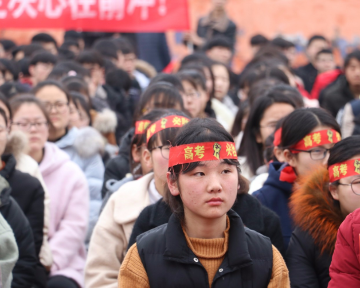 高考600分与600万选哪个, 学生回答出奇一致, 打工人早已认清现实