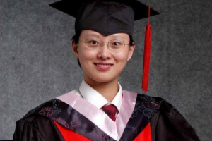 她年少瘫痪, 29岁成中国首位轮椅上的女博士, 今是双一流高校教授
