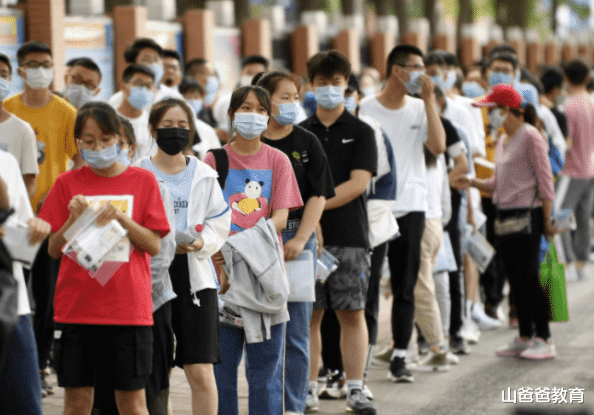 女生穿洛丽塔参加高考, 引网友热议, 是“热爱”还是“故意为之”