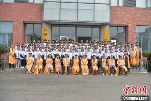 四川什邡: 111名藏族学生告别母校 返回青海玉树参加高考