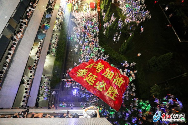 晋江季延中学千人雨中“喊楼”