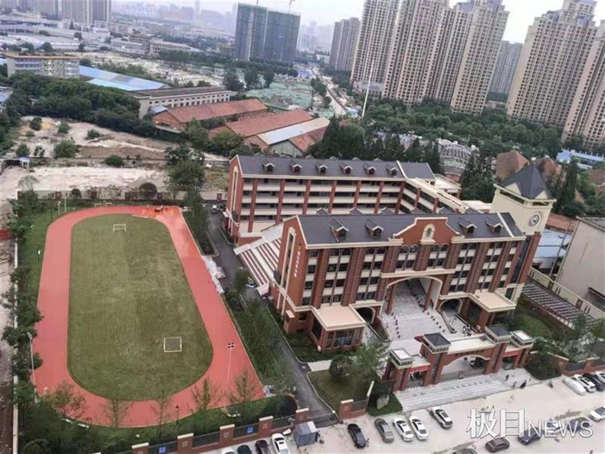 武汉市硚口区一所新小学揭牌, 将解决周边1200名学生入学问题