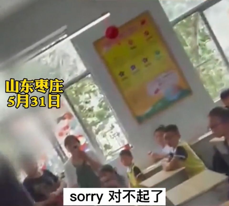 “sorry, 对不起了”, 体育老师当面与全班学生及家长鞠躬道歉, 家长驳斥说人话