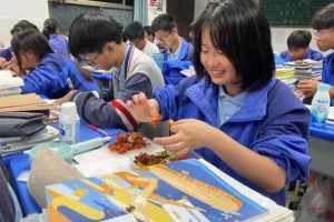 为给高考孩子减压, 衢州这位班主任烧了40多斤龙虾送到教室里