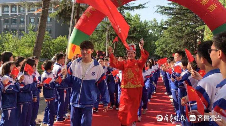 济南一班主任老师穿状元服，预祝孩子们考个好成绩