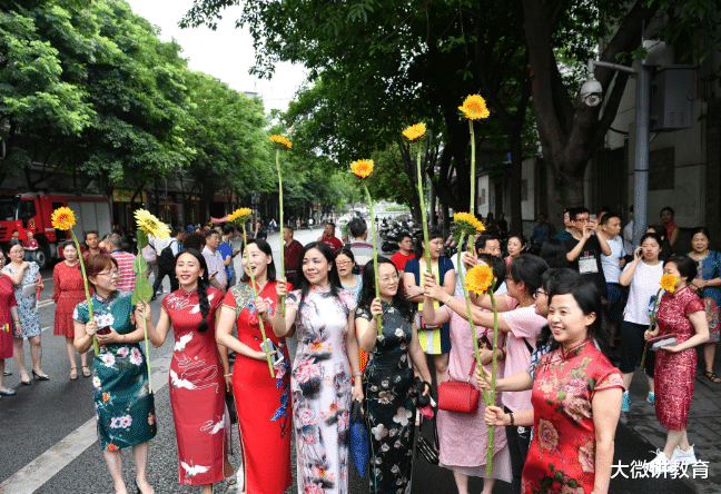 高考家长们的“花式应援”, 举向日葵不算什么, 紫色裤衩才是硬核