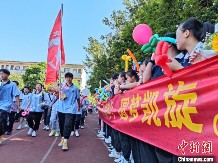 广西高中举行“摸龙门”为高考学子减压