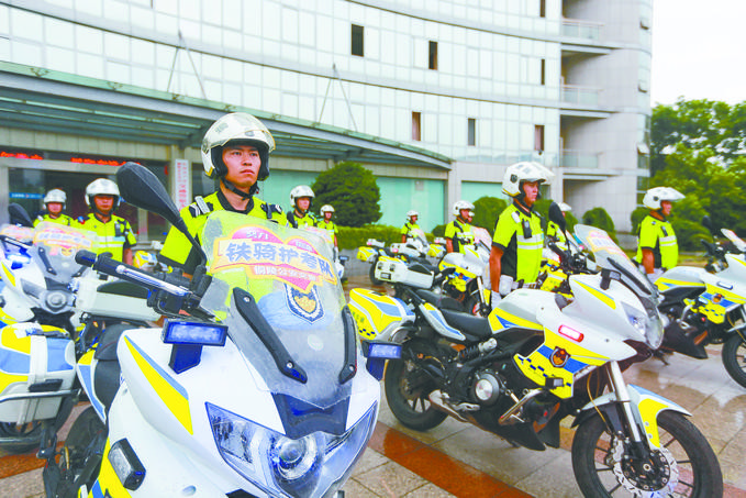 莘莘学子乘风破浪 公安民警全力护航