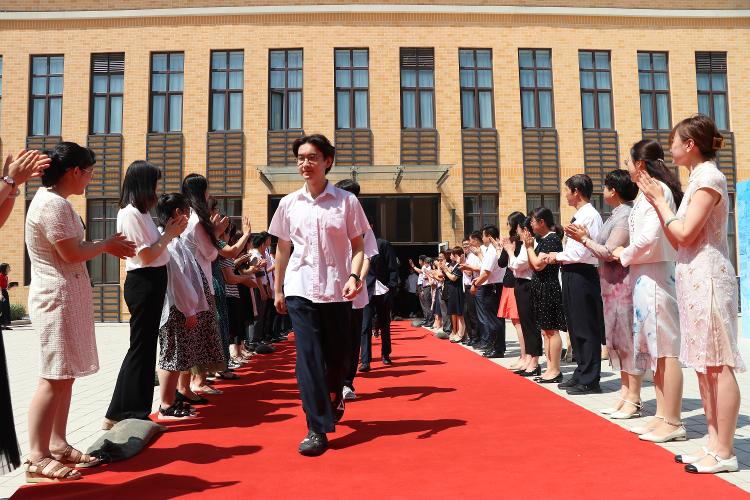 济南一校长现场吹口琴送别高三学子