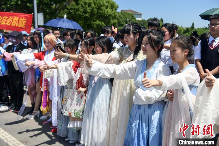 高三学子赴考 长沙一学校连续21年“十里相送”