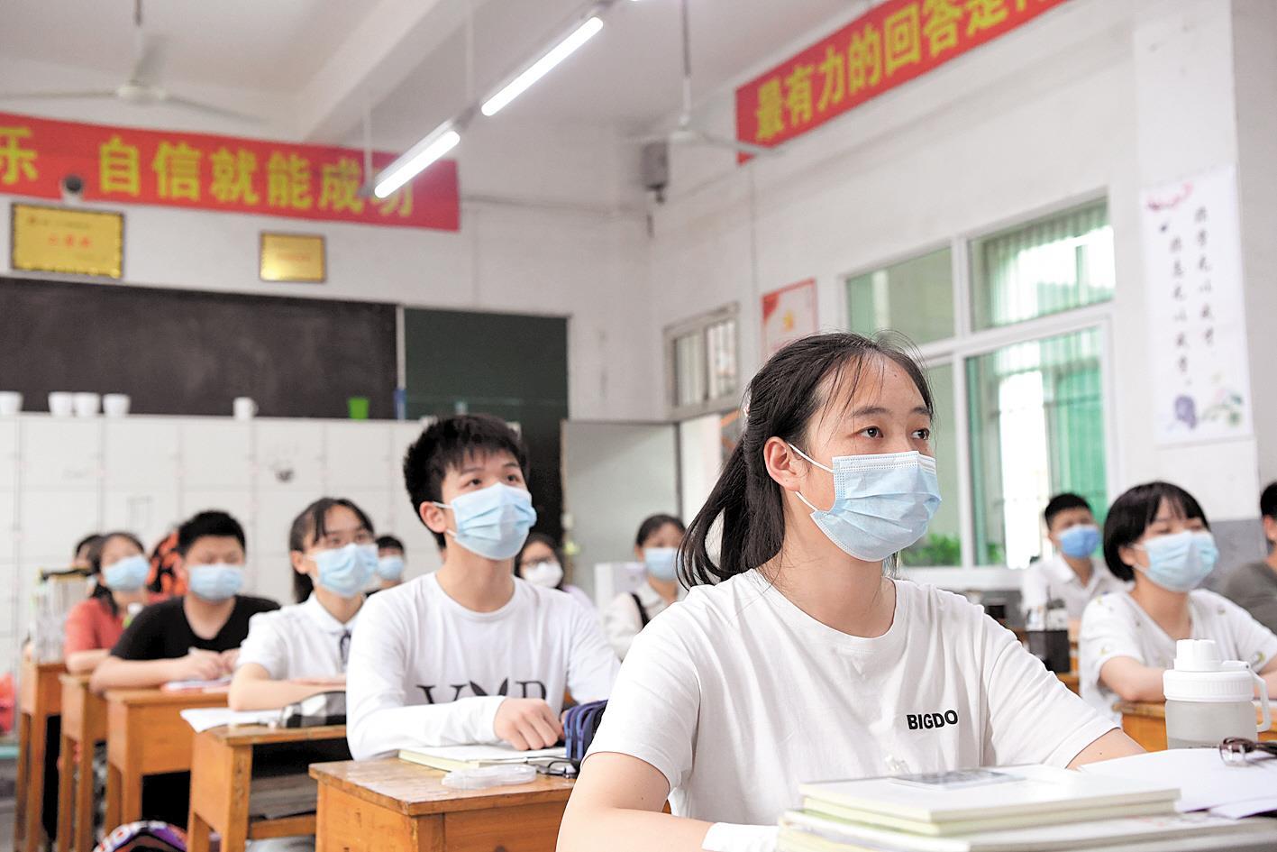 高考期间, 吉林四平一理发店嫌考生家长挡生意, 把头发铺满台阶