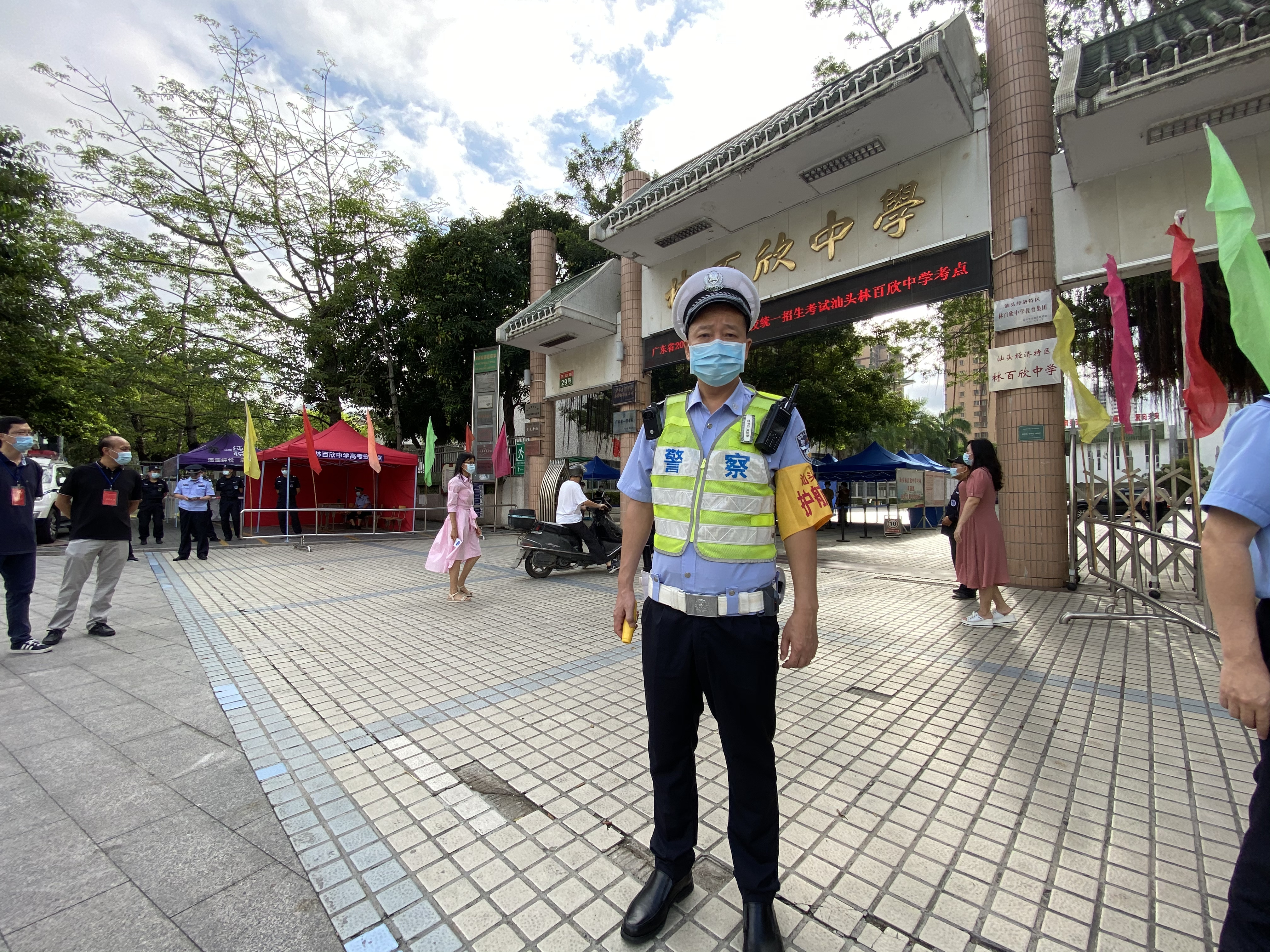 [直击汕头高考]最感人背影! 七旬老奶奶步行1小时为外孙女“陪考”