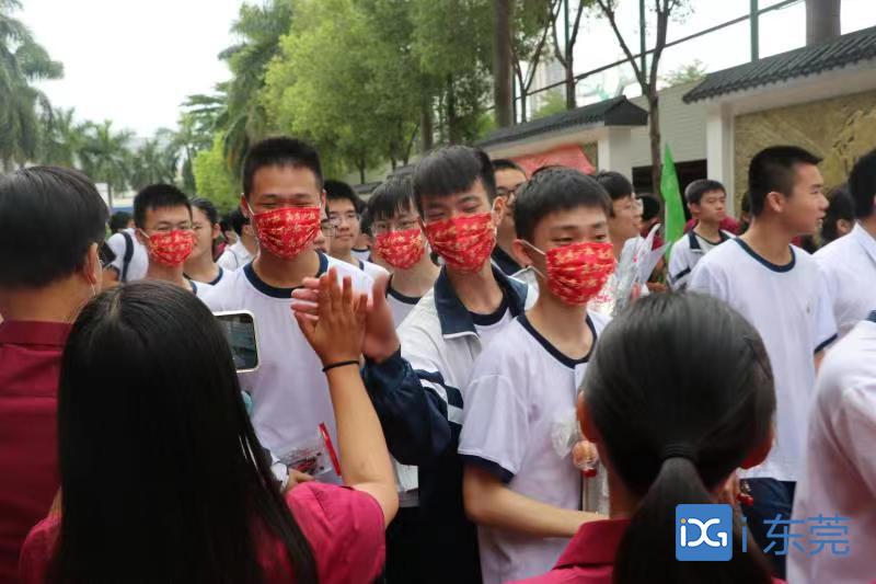 高考现场直击丨从早到晚全程守护，“有我们在，大家放心！”