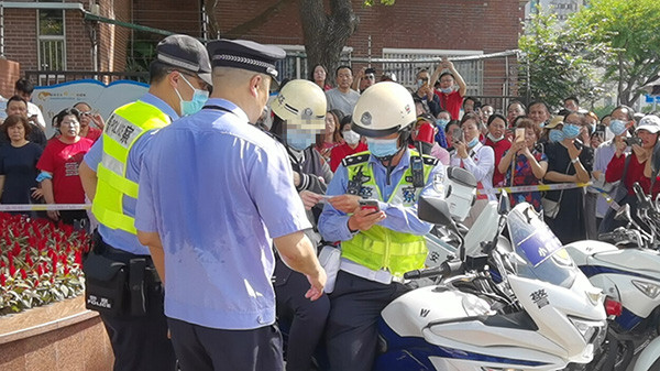 考生声称跑错考场实则拿错准考证, 上海民警迅速反应避乌龙